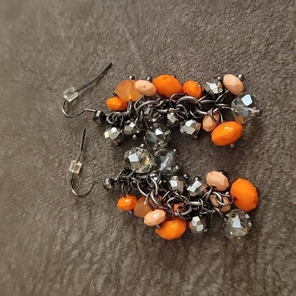 3/$30 VTG Gunmetal Orange Beaded Cluster Dangle Hook Earrings - Picture 2 of 3